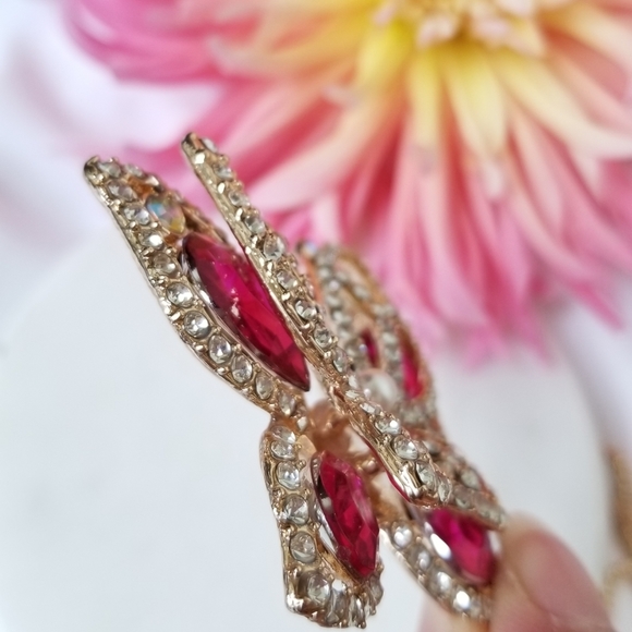 NWT- Crystal 3-D Fushia Butterfly Pendant * - Picture 9 of 11